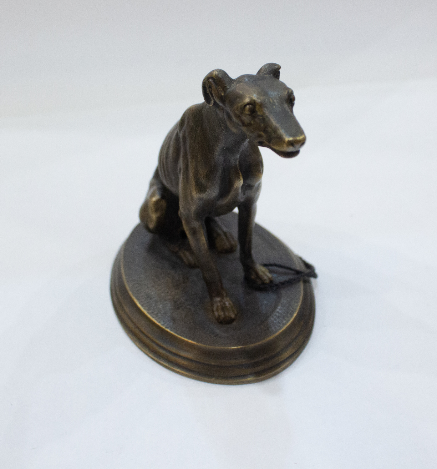 собака сидячая на бронз.подставке фото